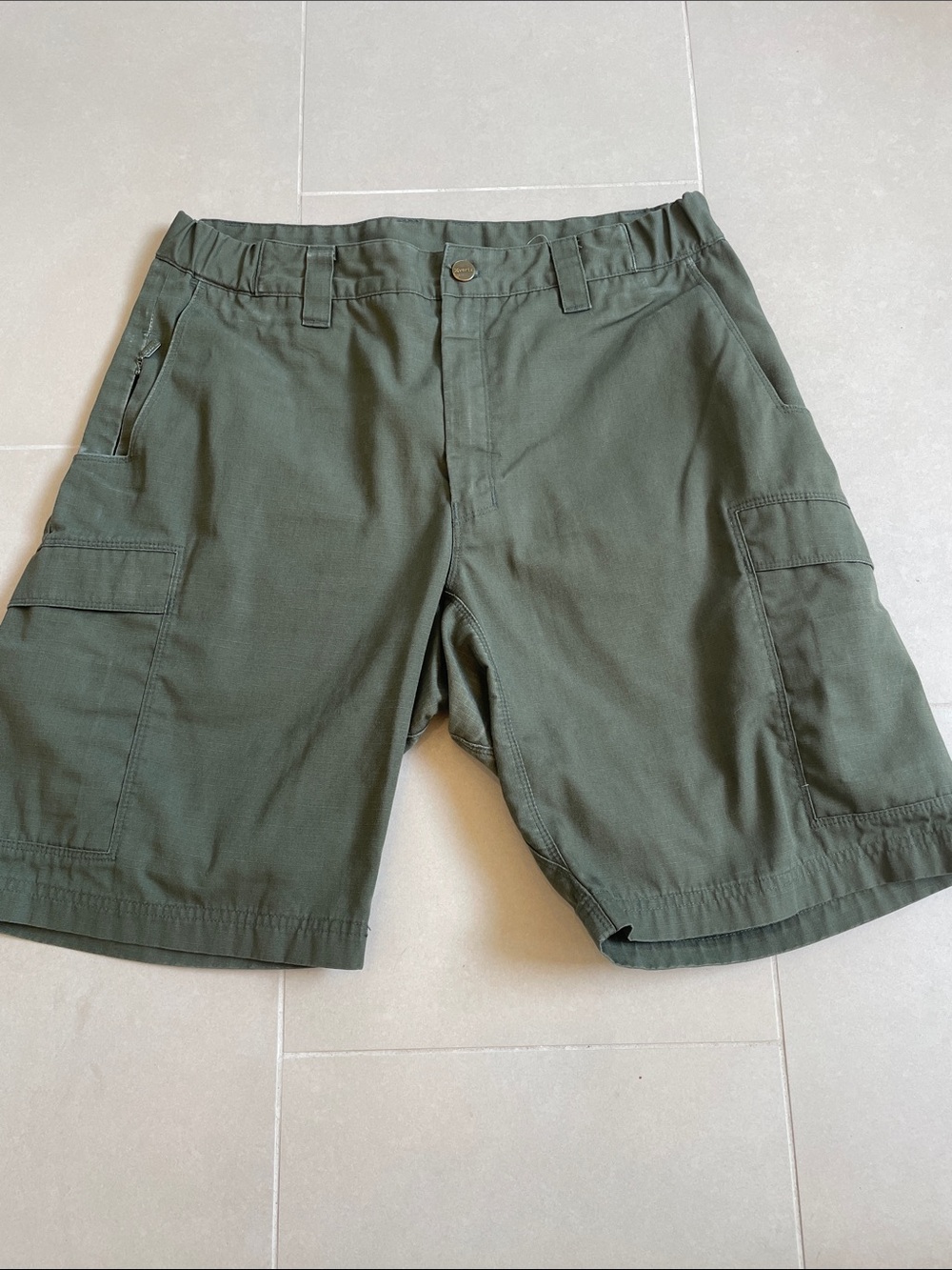 Men's Cargo Shorts in Dark Green Olive with Utility Pockets